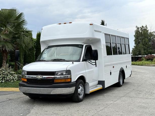 2015 Chevrolet Express 4500 Diesel 13-Passenger Bus with Wheelchair Lift image 4