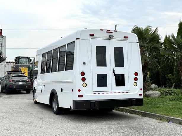 2015 Chevrolet Express 4500 Diesel 13-Passenger Bus with Wheelchair Lift image 8