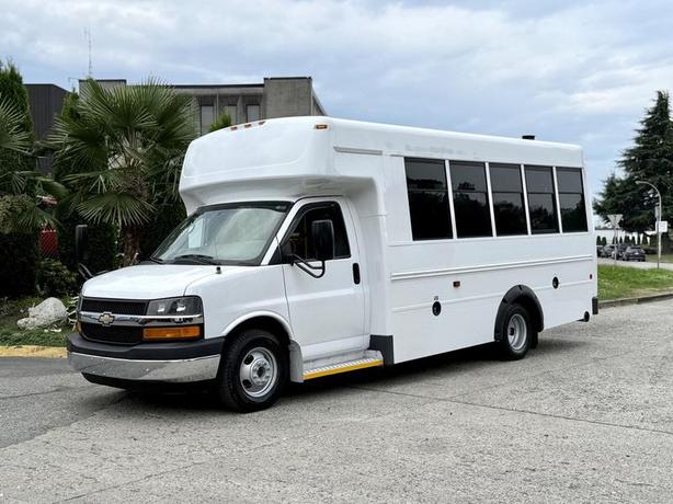 2015 Chevrolet Express 4500 Diesel 13-Passenger Bus with Wheelchair Lift image 5