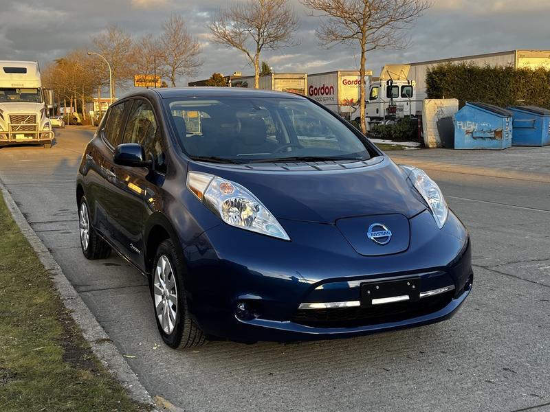 2016 Nissan LEAF S Electric display photo