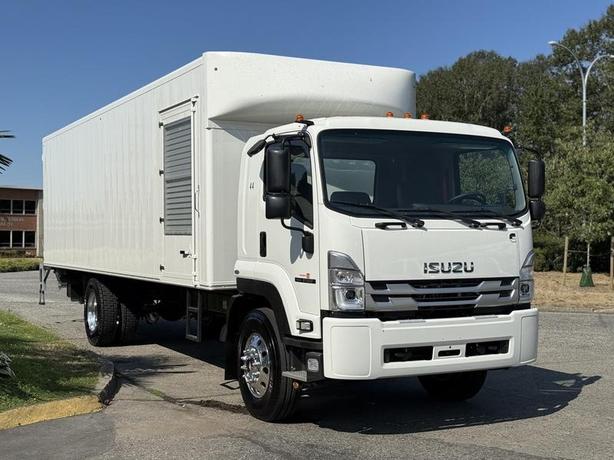 2024 Isuzu FVR 28-Foot Cummins Diesel Cube Van with Power Tailgate and Partition image 2