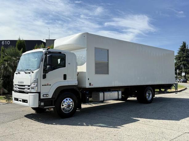 2024 Isuzu FVR 28-Foot Cummins Diesel Cube Van with Power Tailgate and Partition image 5