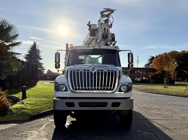 2011 International 7500 Terex Digger Derrick Flat Deck with 48-Foot Platform Hei image 3