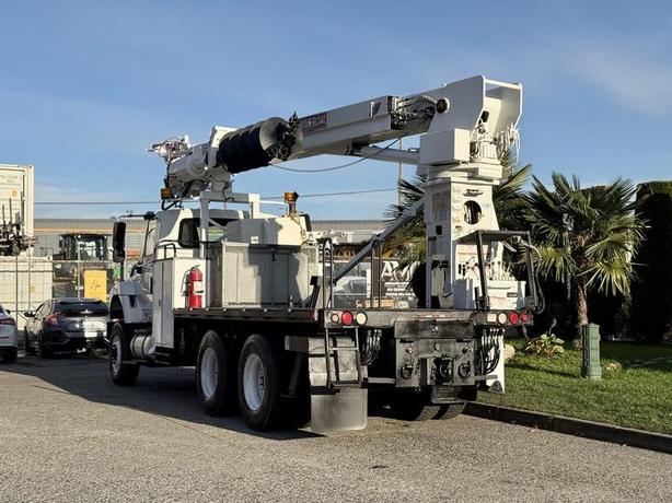 2011 International 7500 Terex Digger Derrick Flat Deck with 48-Foot Platform Hei image 6