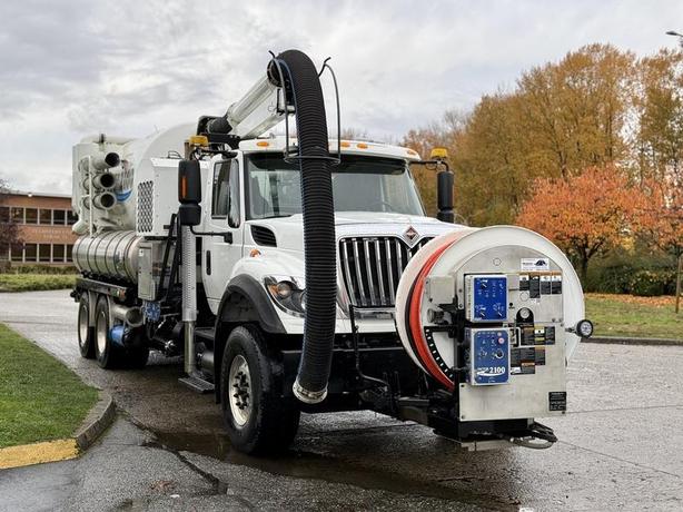 2014 International 7500 Vactor Plus 2100 Vacuum Truck image 2