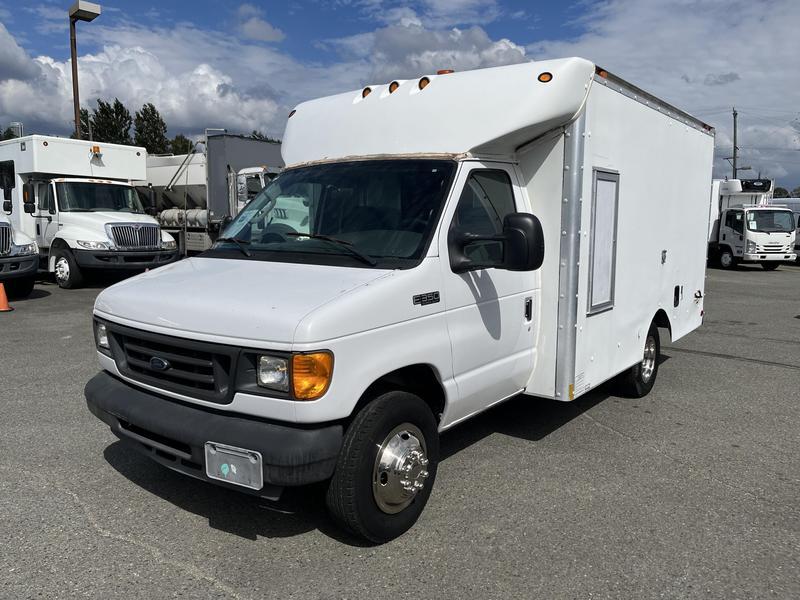 2004 Ford Econoline E-350 Super Duty 12 Foot Cube Van Mobile Office display photo
