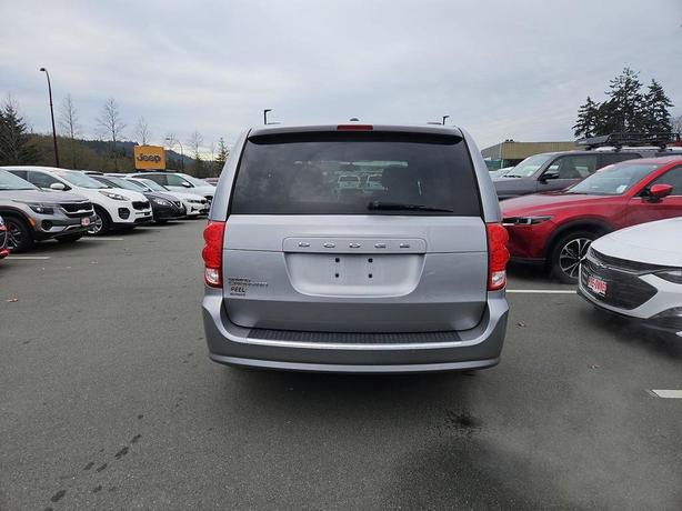 2017 Dodge Grand Caravan SXT Premium Plus | No Reported Accidents! image 5