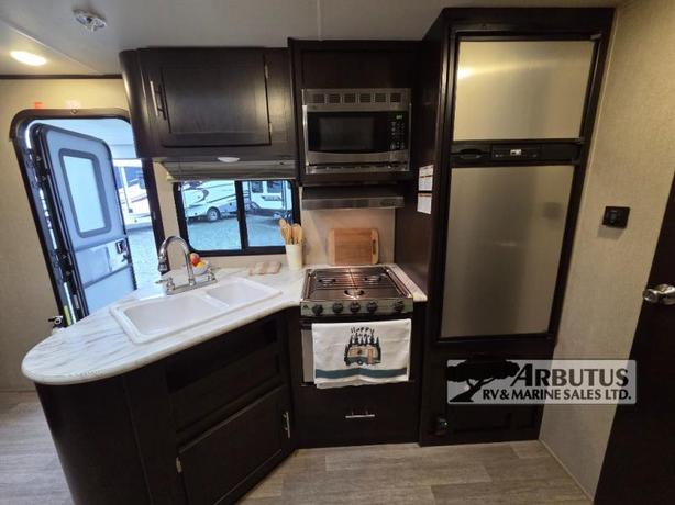 Used 2016 Dutchmen RV Kodiak Express 223RBSL image 4