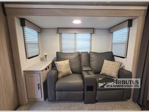 Used 2022 Cruiser Shadow Cruiser 225RBS image 5
