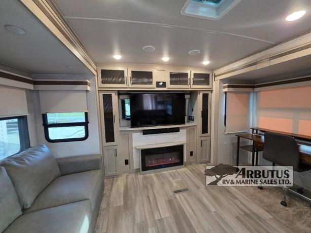 Used 2022 Forest River RV Rockwood Signature Ultra Lite 8324SB image 3
