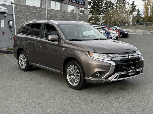 2020 Mitsubishi Outlander PHEV LE 4WD-  Dual zone A/C & Power Seats image 4