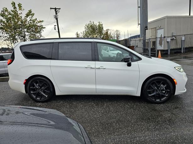 2024 Chrysler Pacifica Touring-L - S Appearance, Sunroof, Leather image 4