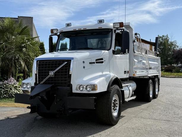2005 Volvo VND 18-Speed Diesel Dump Truck with Sander and Plow image 4