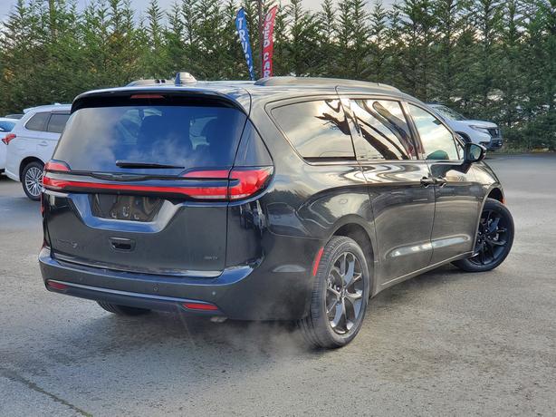 2023 Chrysler Pacifica Touring L AWD - No Accidents image 6