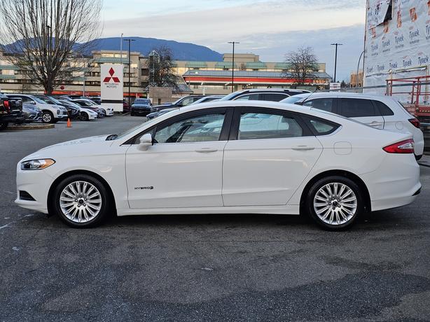 2016 Ford Fusion SE Hybrid - One Owner, Leather, Heated Seats image 8