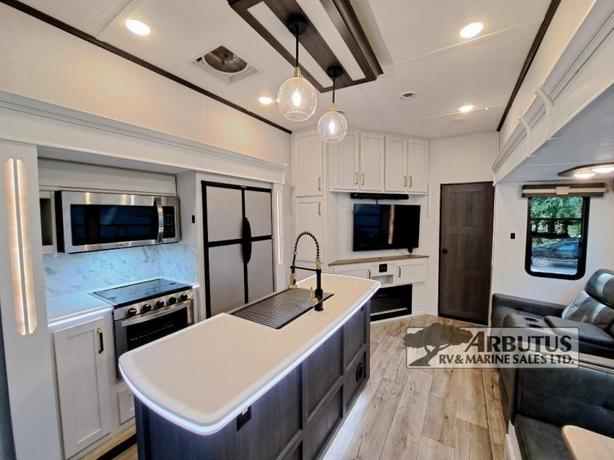 Used 2022 Dutchmen RV Astoria 3603LFP image 7