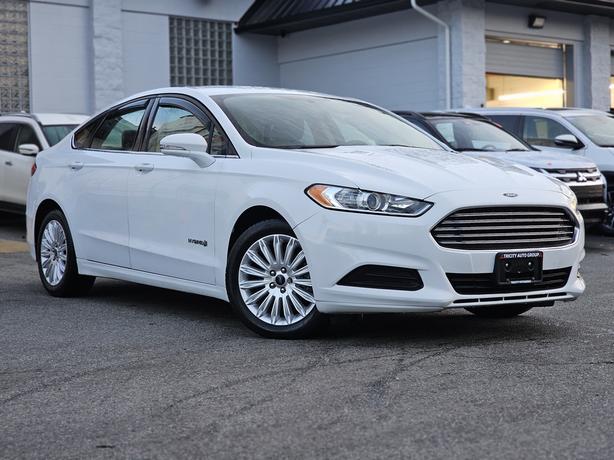 2016 Ford Fusion SE Hybrid - One Owner, Leather, Heated Seats image 3