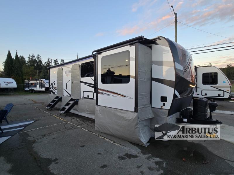 Used 2022 Forest River RV Rockwood Signature Ultra Lite 8324SB display photo