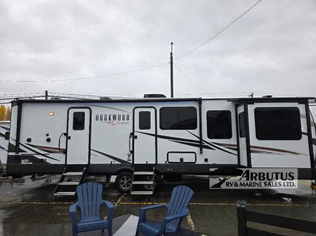 Used 2022 Forest River RV Rockwood Signature Ultra Lite 8324SB image 7