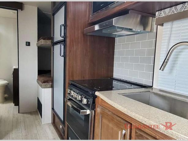 Used 2019 Palomino SolAire Ultra Lite 211BH image 8