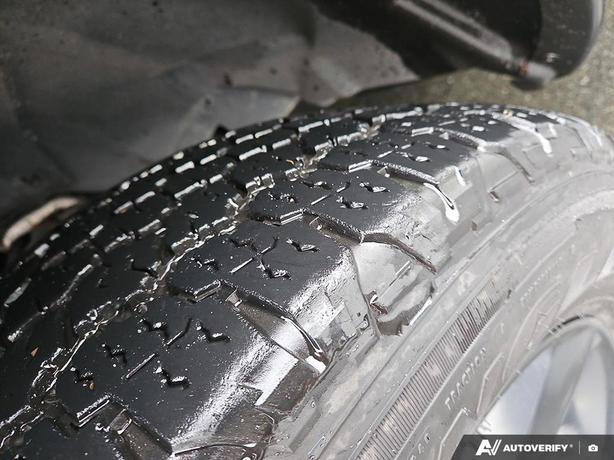 2021 RAM 1500 Classic Express 4x4 Crew Cab 5'7 Box | Low KM's image 7