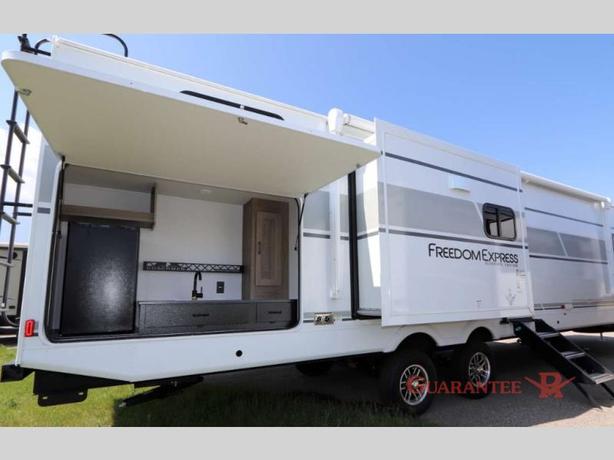 Used 2025 Coachmen RV Freedom Express Ultra Lite 320BHDS image 5