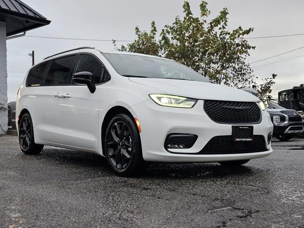 2024 Chrysler Pacifica Touring-L - S Appearance, Sunroof, Leather image 3