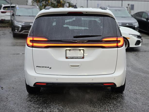 2024 Chrysler Pacifica Touring-L - S Appearance, Sunroof, Leather image 6
