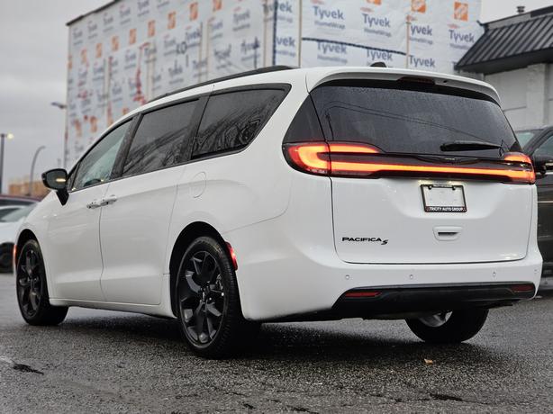 2024 Chrysler Pacifica Touring-L - S Appearance, Sunroof, Leather image 7