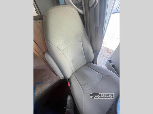 Used 2008 Winnebago Access 24V image 4