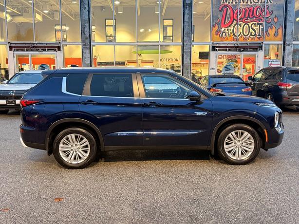2025 Mitsubishi Outlander PHEV LE - One Owner, Navigation, Heated Steering Wheel image 5