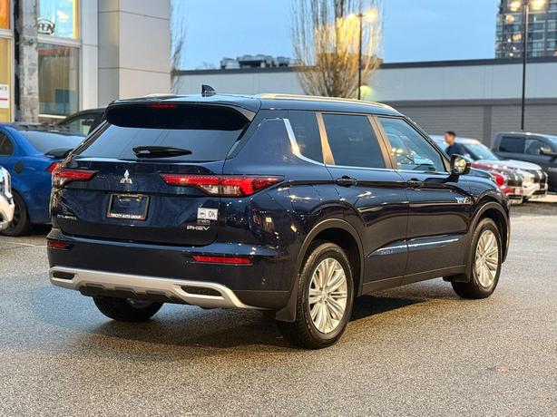 2025 Mitsubishi Outlander PHEV LE - One Owner, Navigation, Heated Steering Wheel image 6
