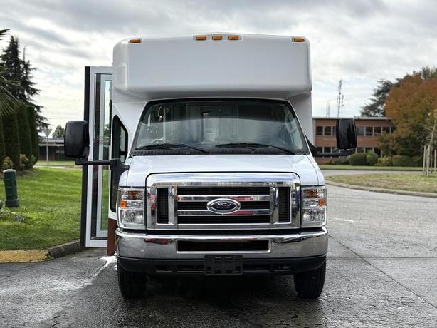 2014 Ford Econoline E450 14-Passenger Bus with Wheelchair Lift image 3