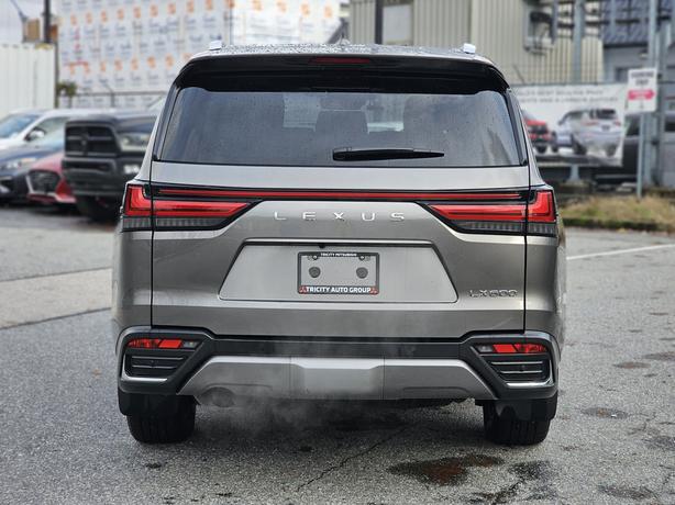 2022 Lexus LX 600 Premium - No Accidents image 6