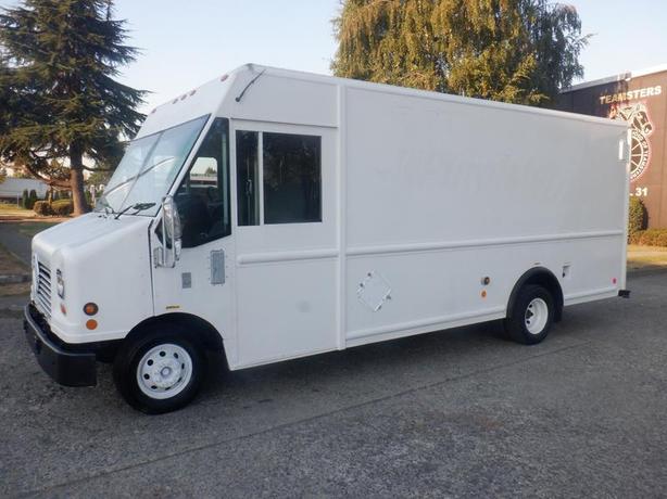 2006 Ford Econoline E-450 Utilimaster 16 Foot Cargo Step Van with Rear Shelving image 2