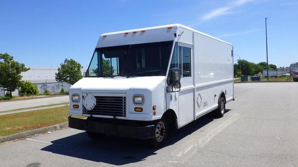 2006 Ford Econoline E-450 Cargo Step Van With Shelving image 4