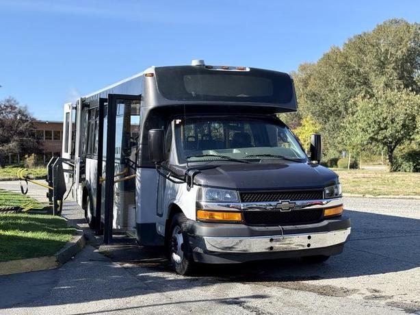 2019 Chevrolet Express 4500 21-Passenger Bus with Wheelchair Lift image 2