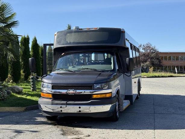 2019 Chevrolet Express 4500 21-Passenger Bus with Wheelchair Lift image 4