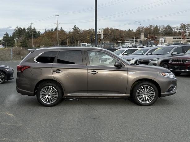 2020 Mitsubishi Outlander PHEV LE 4WD-  Dual zone A/C & Power Seats image 5