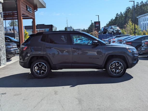 2024 Jeep Compass Trailhawk - No Accidents, 4x4, Heated Seats image 5
