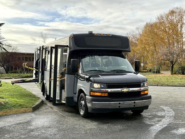2019 Chevrolet Express 4500 21-Passenger Bus with Wheelchair Lift image 2