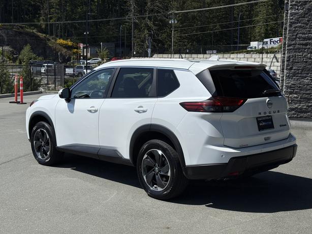 2024 Nissan Rogue SV AWD - Front Dual Zone A/C & Power Moonroof image 8