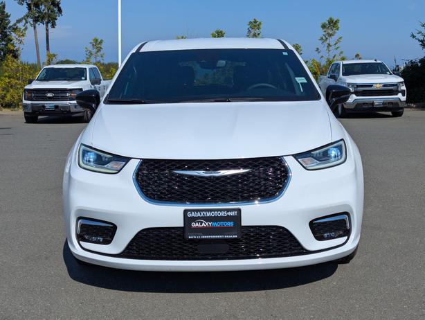 2024 Chrysler Pacifica Touring - No Accidents, Power Doors, Rear A/C image 3