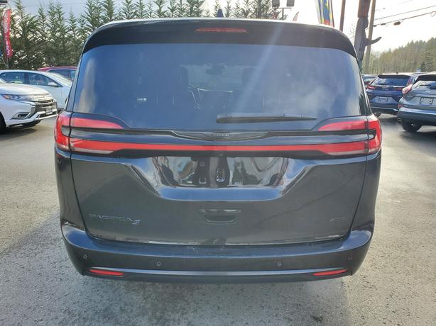 2023 Chrysler Pacifica Touring L AWD - No Accidents image 7