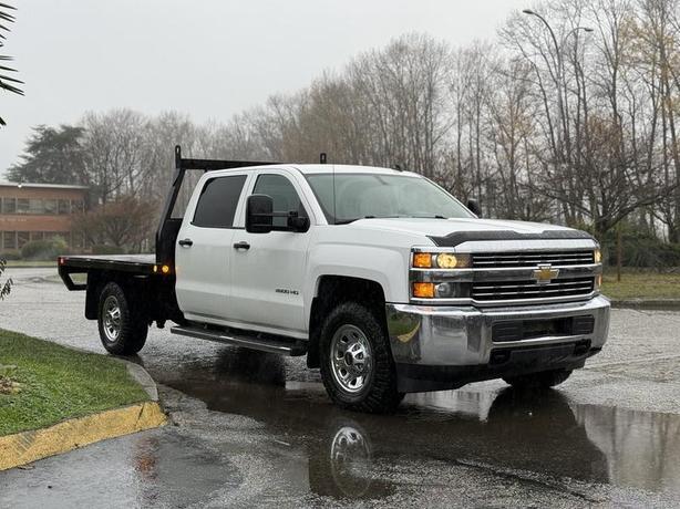 2015 Chevrolet Silverado 3500HD 4x4 8-Foot Flat Deck Truck image 1