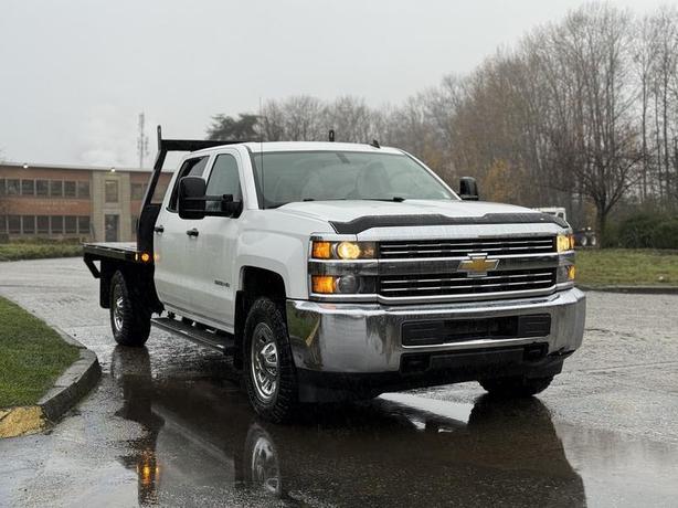 2015 Chevrolet Silverado 3500HD 4x4 8-Foot Flat Deck Truck image 2