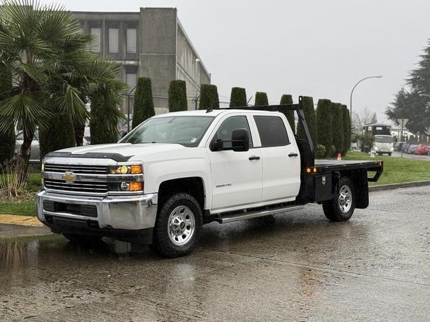 2015 Chevrolet Silverado 3500HD 4x4 8-Foot Flat Deck Truck image 4
