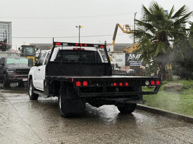 2015 Chevrolet Silverado 3500HD 4x4 8-Foot Flat Deck Truck image 7