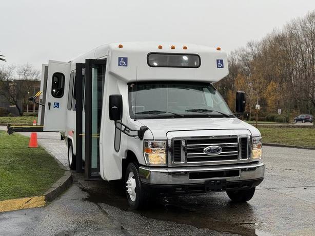 2017 Ford E450 19-Passenger Bus with Wheelchair Lift image 2