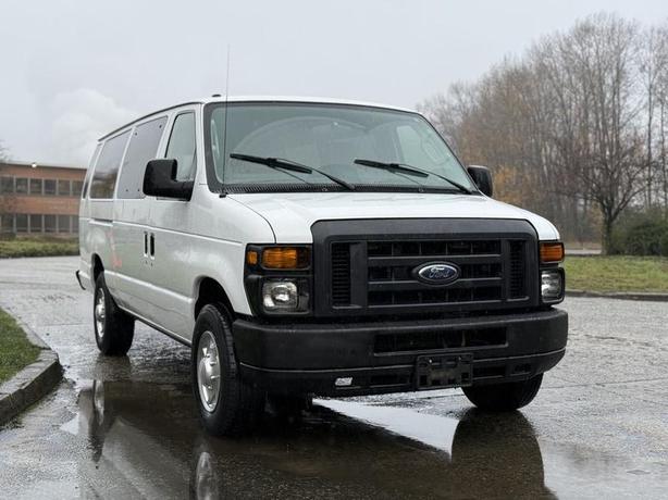 2013 Ford E-350 XL Super Duty 15-Passenger Van image 2